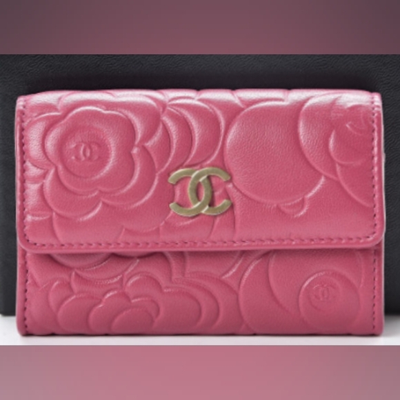EUC Chanel Camellia Fusia Pink Floral Embossed Lambkin Flap Cardcase - Picture 1 of 8